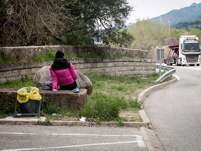 Una joven prostituta en un área de descanso situada en la N-II cerca de La Jonquera (Girona).