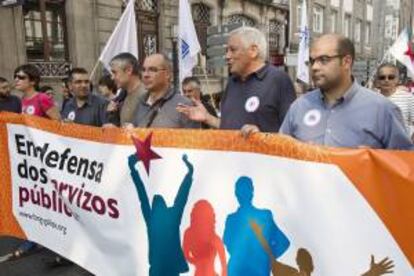 El candidato a la Xunta de Galicia, Francisco Jorquera (c), junto al portavoz nacional del BNG, Guillerme Vázquez (2d).