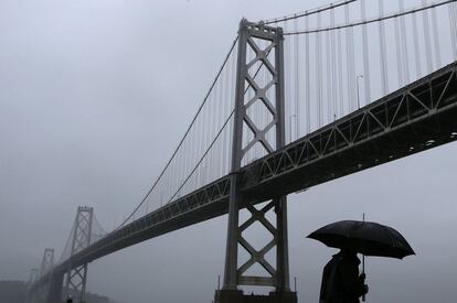 Las lluvias torrenciales y los fuertes vientos que castigan este jueves la bahía de San Francisco (California) han dejado al menos 80.000 viviendas sin electricidad, forzado el cierre de colegios y provocado retrasos en aeropuertos.