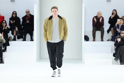 Jonathan Anderson saluda al final de su desfile de moda masculina en París, en enero de 2023.