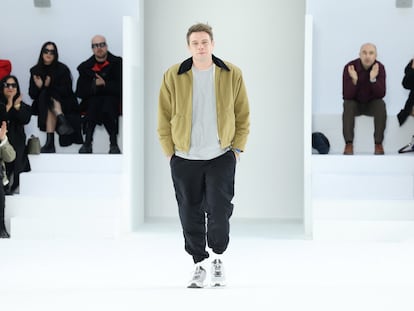 Jonathan Anderson saluda al final de su desfile de moda masculina en París, en enero de 2023.