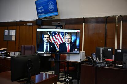 Donald Trump y su abogado Todd Blanche, en la videoconferencia para escuchar el fallo.