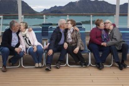 En el barco abundan parejas simpáticas, que saben que hay placeres como los besos, los cruceros o el azul del mar.