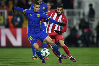 Igor Kireev (izquierda) del del FK Rostov y Yannick Ferreira del Atlético de Madrid.