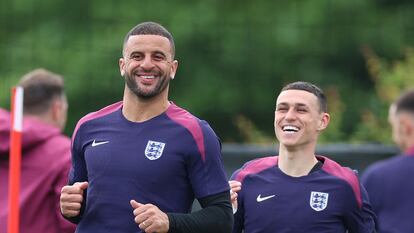 Kyle Walker y Phil Foden en un entrenamiento de Inglaterra.