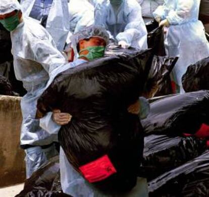 Un trabajador recoge una bolsa de ropa sucia de un hospital. EFE/Archivo