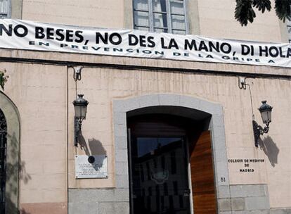 El Colegio Oficial de Médicos de Madrid recuerda así que el mejor método para evitar el contagio del nuevo virus es no tocar a los demás.