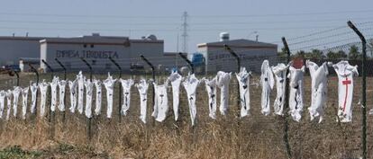 Suelo que ocupó Visteon, cuyos trabajadores colgaron camisetas con cruces tras el anuncio del cierre de la fábrica.