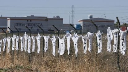 Suelo que ocup&oacute; Visteon, cuyos trabajadores colgaron camisetas con cruces tras el anuncio del cierre de la f&aacute;brica.