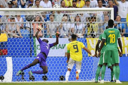 El portero senegalés, Khadim Ndiaye, no puede parar el gol del colombiano Yerry Mina. 