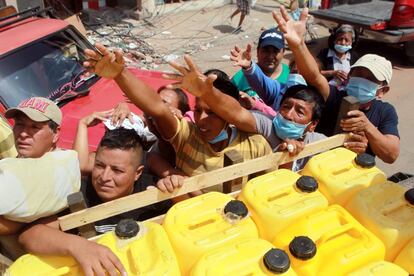 Pie de foto: Supervivientes del terremoto esperan a recibir ayuda el jueves en Manta