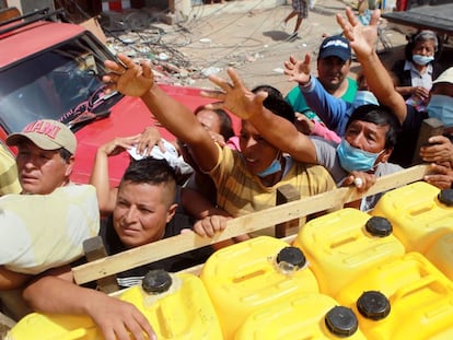 Pie de foto: Supervivientes del terremoto esperan a recibir ayuda el jueves en Manta