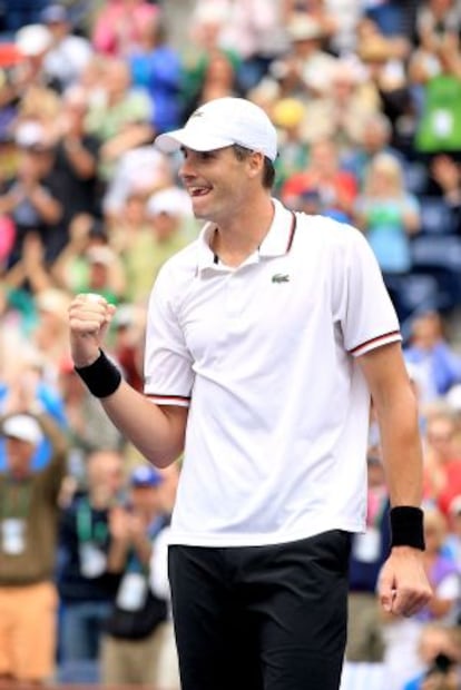 Isner celebra su victoria contra Djokovic.