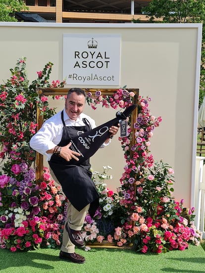 José Sol, propietario de Spanish Ham Masters, bromea durante su trabajo para las carreras de Royal Ascot.