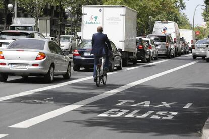 Nuevo carril bici instalado en la calle Sagasta.