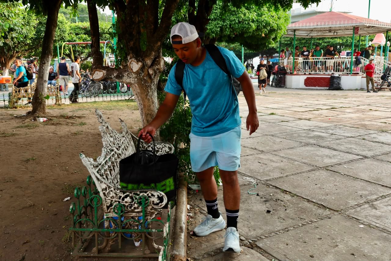 José Luis Guerrero se prepara para salir en caravana en Huehuetán, al sur de Chiapas.