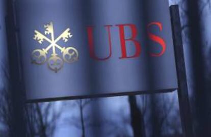 ALEMANA BANCA UBS:DUS107 DÜSSELDORF (ALEMANIA), 04/12/2012.- Un cartel con el logotipo del banco suizo UBS, en Düsseldorf, Alemania hoy, martes 4 de diciembre de 2012. La Fiscalía alemana de la ciudad de Bochum, en el oeste del país, ha sacado a la luz un fraude fiscal con depósitos de dinero no declarado de 2.900 millones de euros de inversores germanos en el instituto bancario suizo UBS. El rotativo "Süddeutsche Zeitung" revela hoy que la citada fiscalía ha descubierto un "fraude fiscal masivo" al valorar el contenido de un CD con datos de clientes alemanes del UBS, entre ellos 750 fundaciones y 550 particulares. EFE/Martin Gerten