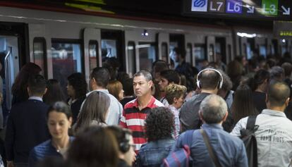 Aglomeraciones en el metro esta mañana por culpa de la huelga.