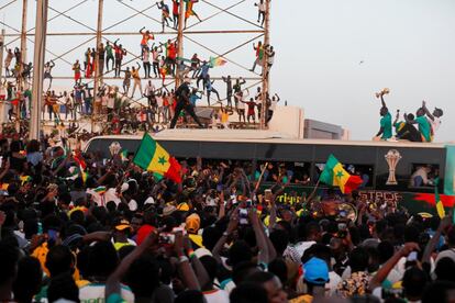 Senegaleses dan la bienvenida en las calles de Dakar a la selección nacional de Senegal tras lograr la victoria en penaltis ante Egipto en la final de la Copa de África, celebrada en Camerún el pasado domingo.