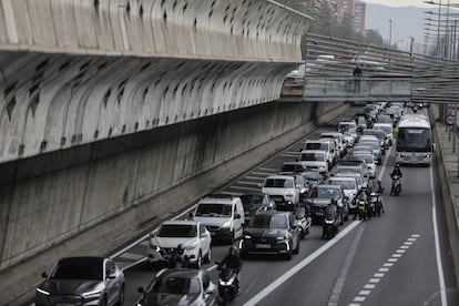 Atasco en la entrada de Barcelona el primer día laborable de apertura del túnel de Glòries