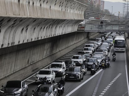 Atasco en la entrada de Barcelona el primer día laborable de apertura del túnel de Glòries