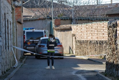 Una policía, en marzo de 2023, en el lugar donde fue quemado el cuerpo de la víctima en Las Ventas con Peña Aguilera, en Toledo.