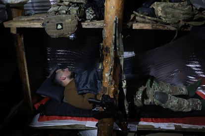 Prizrak (fantasma en ucranio) descansa bajo tierra en la posición de la Unidad Aquiles evacuada el pasado martes por amenazas rusas.