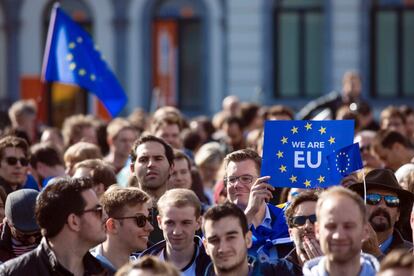 Un hombre sostiene un cartel a favor de la Unión Europea durante una marcha en Bruselas (Bélgica).