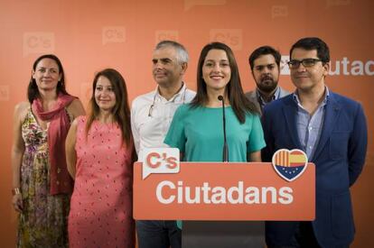 Susana Beltrán, a l'esquerra, és la vuitena a la llista de Ciutadans.