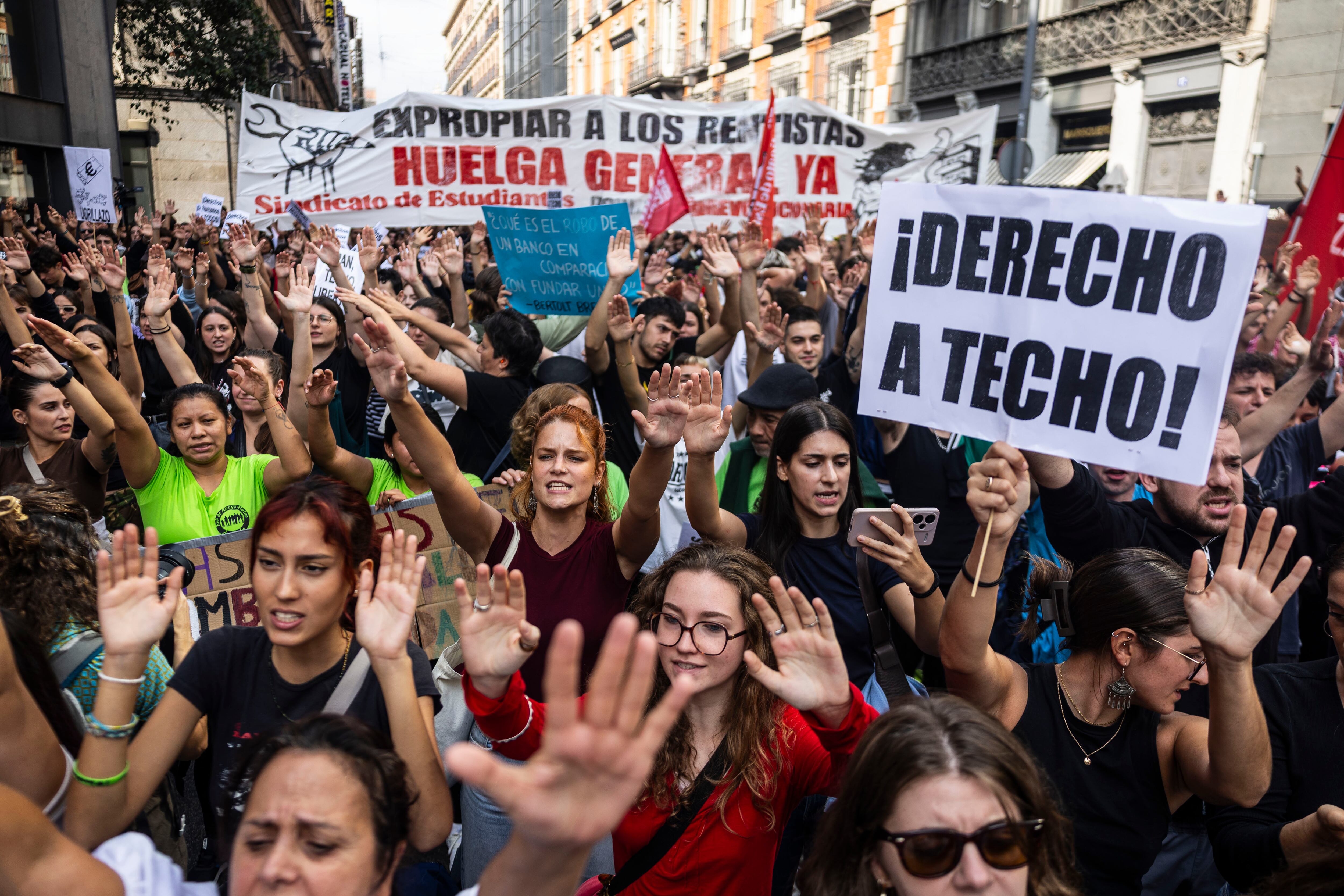 Manifestantes por la Vivienda, en los alrededores del Congreso, este viernes. 