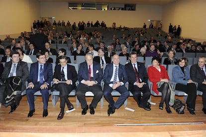 De izquierda a derecha, el presidente del Tribunal Superior, Juan Luis Ibarra; Mario Fernández; Iñaki Azkuna; el rector Goirizelaia; José Luis Bilbao y las consejeras Isabel Celaá y Blanca Urgell, ayer en el nuevo paraninfo de la UPV.