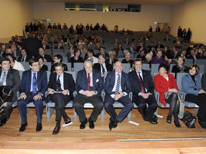 De izquierda a derecha, el presidente del Tribunal Superior, Juan Luis Ibarra; Mario Fernández; Iñaki Azkuna; el rector Goirizelaia; José Luis Bilbao y las consejeras Isabel Celaá y Blanca Urgell, ayer en el nuevo paraninfo de la UPV.