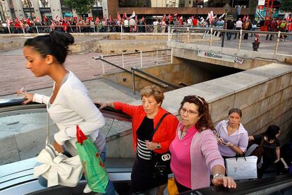 Viajeros salen del metro de Valencia, donde se han cumplido los servicios mínimos.