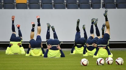 Jugadores de la selección nacional de fútbol de Suecia durante una sesión de entrenamiento en el Estadio 'Friends arena' de Estocolmo (Suecia).