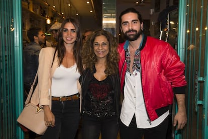 Lolita Flores con sus hijos Elena y Guillermo Furiase, en Madrid, en abril de 2017.