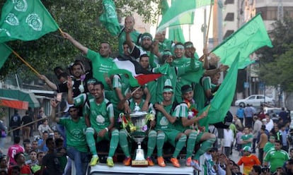 Futbolistas del club palestino Al Shijaiyah celebran el viernes su victoria en la liga de Gaza. 