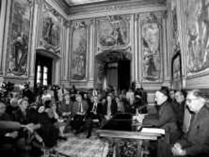 B 33912 (12/ABR/00) - Color- Sesión apertura beatificación del arquitecto Antoni Gaudi - En la foto, de izda. a dcha. : Padre Jesús Díaz Alonso, Padre Josep Mª Blanquet, Mn. Jaume Riera, Gn. William Aparicio y Padre Lluis Bonet, Vicepostulador de la causa