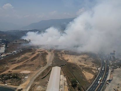 Columna de humo por el incendio en un vertedero a las afueras de Ciudad de Guatemala.