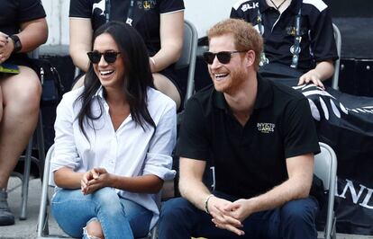 Meghan Markle, con camisa de Misha Nonoo, y el príncipe Enrique, en su primera aparición púbilca como pareja en los Juegos Invictus el pasado septiembre.