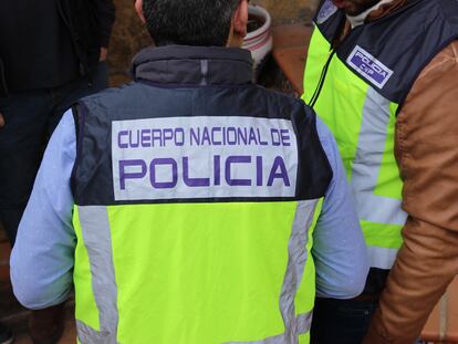 Dos agentes de la Policía Nacional durante una operación.