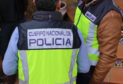 Dos agentes de la Policía Nacional durante una operación.