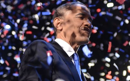 Obama sonr&iacute;e este martes en Chicago durante la celebraci&oacute;n de su victoria.
