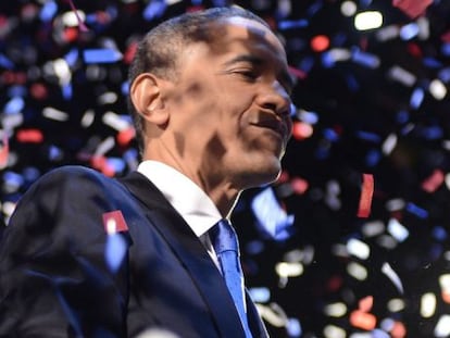 Obama sonr&iacute;e este martes en Chicago durante la celebraci&oacute;n de su victoria.