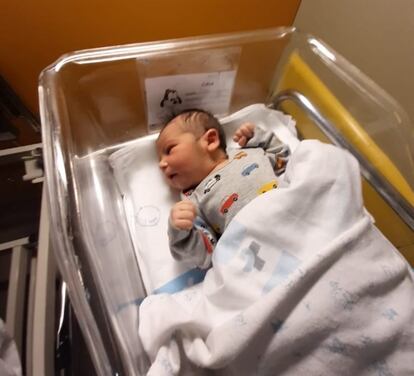 El recién nacido Iván, en la cuna del hospital de León.