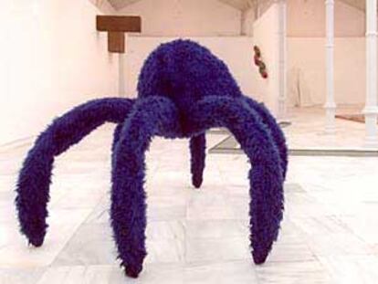 Una vista de la exposición de Pino Pascali, con la escultura <i>La viuda azul </i>(1968) en primer término.