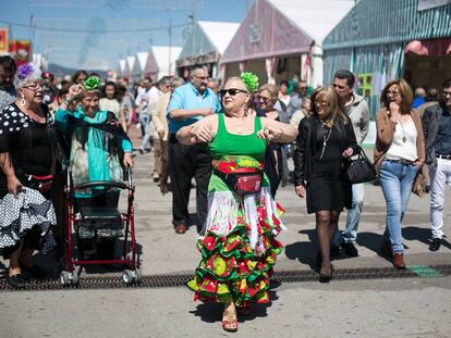 Una senyora balla a la fira vestida de flamenca. 