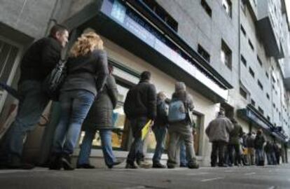 Decenas de personas hacían cola en una oficina de empleo de A Coruña. EFE/Archivo