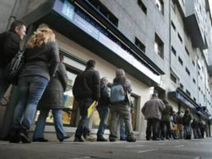 Decenas de personas hacían cola en una oficina de empleo de A Coruña. EFE/Archivo