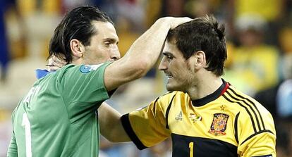 Gianlugi Buffon e Iker Casillas se saludan en el Espa&ntilde;a (4)-Italia (0), final de la Eurocopa 2012 en Kiev (Ucrania).