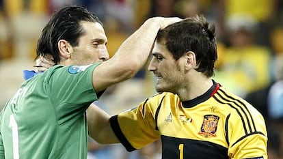 Gianlugi Buffon e Iker Casillas se saludan en el Espa&ntilde;a (4)-Italia (0), final de la Eurocopa 2012 en Kiev (Ucrania).